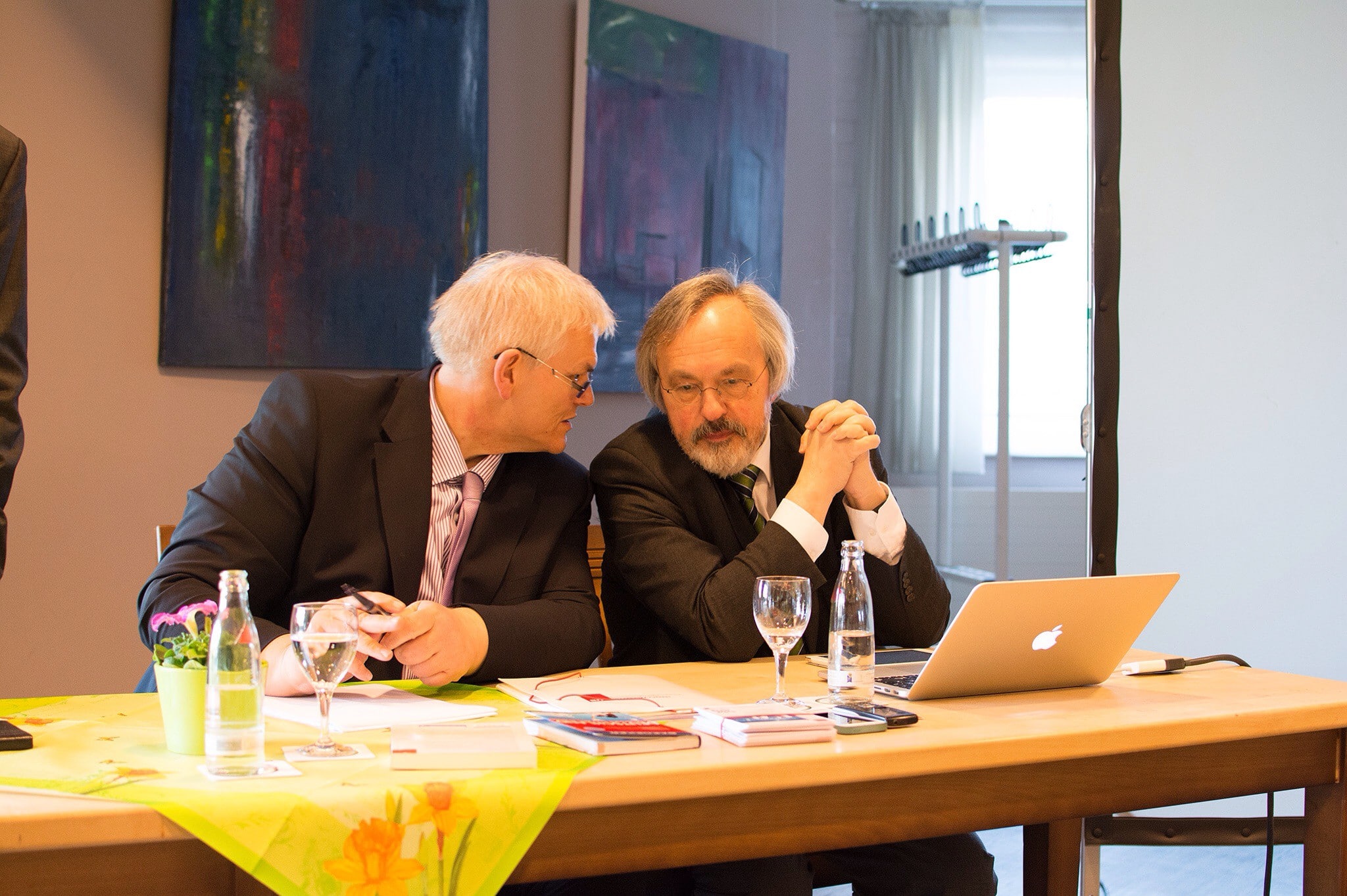 Franz-Reinhard Habbel, DStGB-Sprecher (r.), und Bürgermeister Franz-Josef Vogel auf dem Podium des CDU-Expertengesprächs zum Thema „Digitale Stadt der Zukunft“.