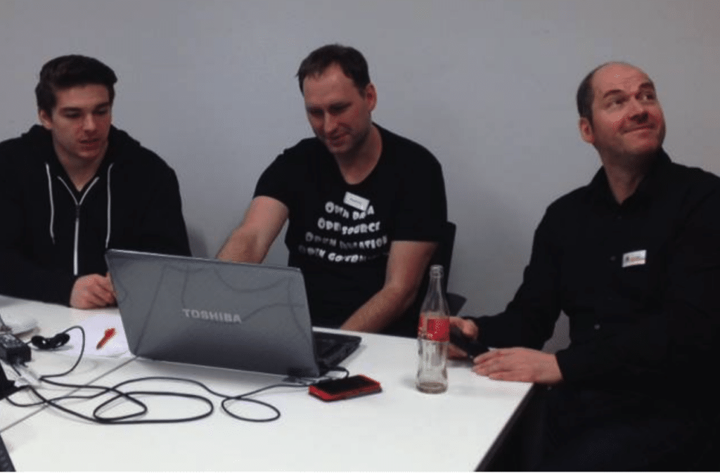 von Links: E-Gov-Student Marc Macziejek, Mitte: Thomas Tursics, Entwickler aus Berlin/Code for Berlin, Claus Arndt, Stadt Moers