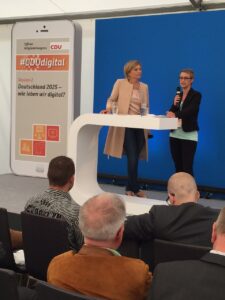 Julia Klöckner, MdL und Nadine Schön, MdB moderieren den Workshop Deutschland 2025- wie leben wir digital? Bild: Habbel