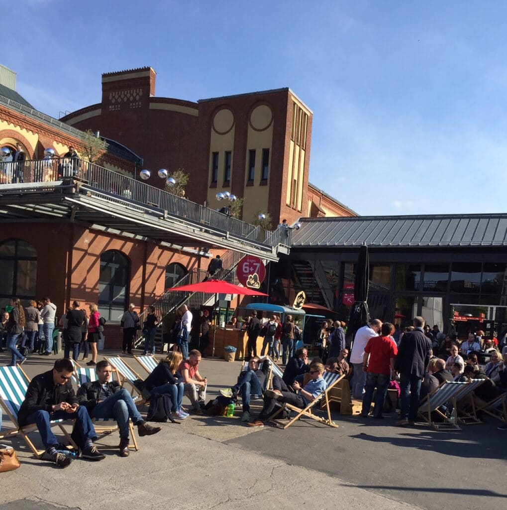 Bereits am Sonntag versammelten sich die ersten Besucher in der Station Berlin (Foto: Habbel)