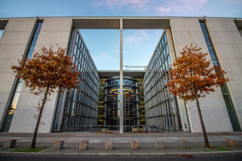 Bäume vor Parlament Berlin