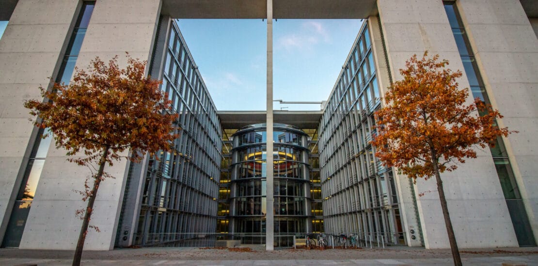 Bäume vor Parlament Berlin