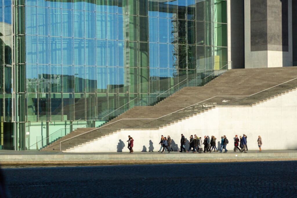 Leute vor Marie Elisabeth Lueders Haus