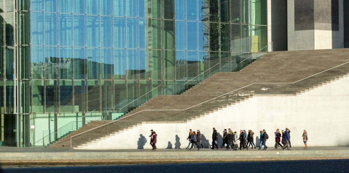 Leute vor Marie Elisabeth Lueders Haus