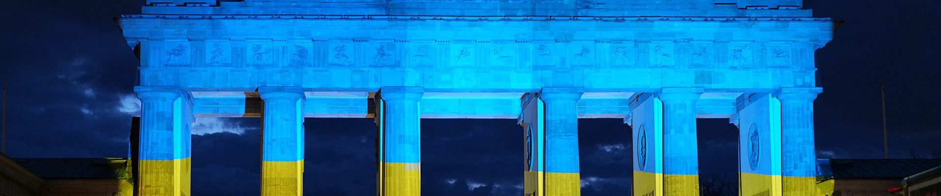 Ukraine_solidarity_protest_Berlin_Pariser_Platz_with_lighted_Brandenburg_Gate_2022-02-24_07